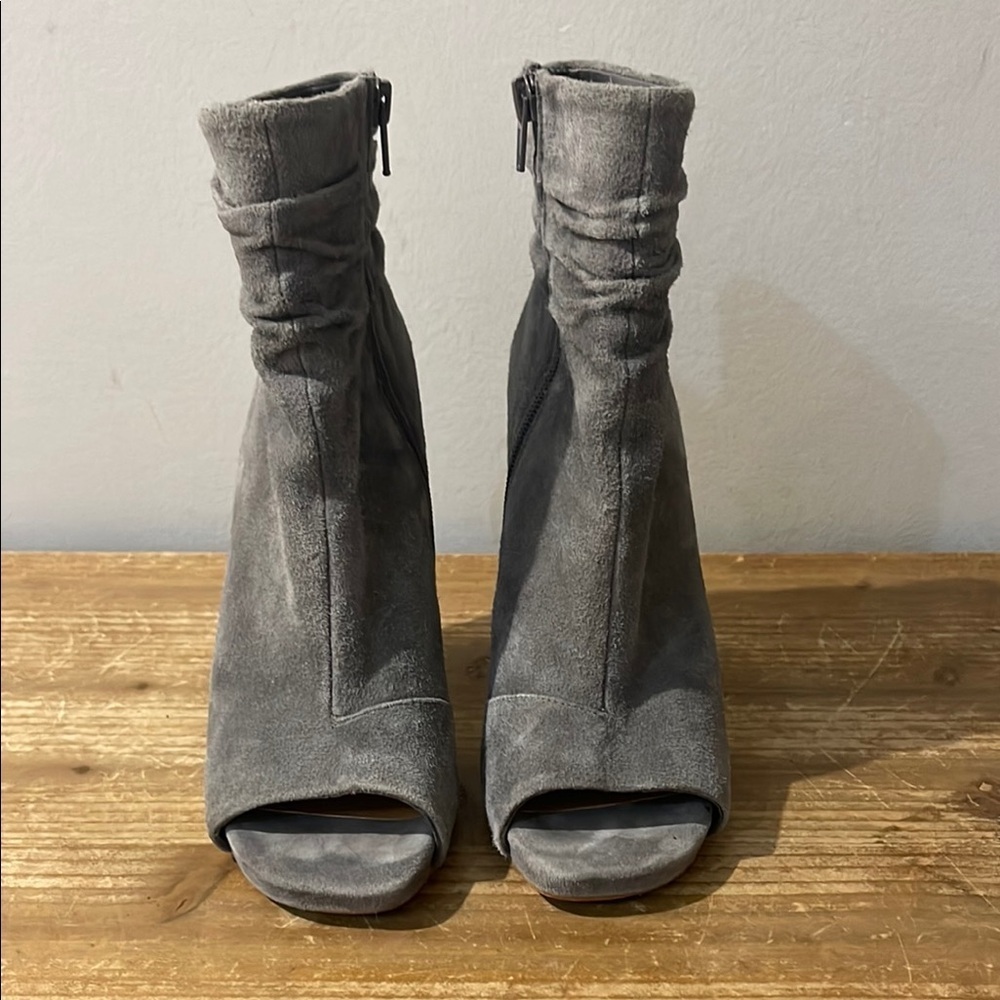Steve Madden "Ellison" Light Soft Gray Suede Peep-Toe Ankle Boots size 7.5 - Picture 2 of 11